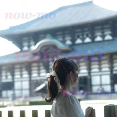 東大寺と女性の後ろ姿のポートレート【hinappy】now-mo（ナウモ）モデル素材