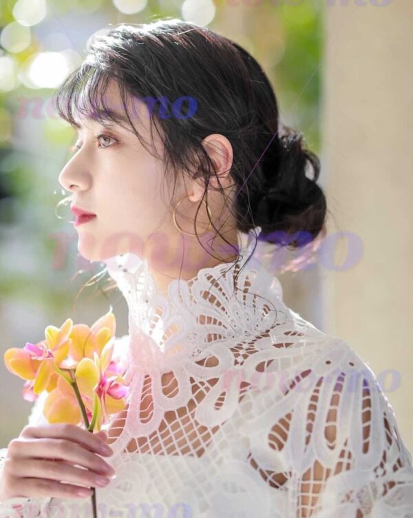 凛とした横顔の花を持つ女性【sayaka_03】now-mo（ナウモ）モデル素材