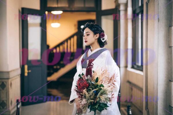 和装で花を持つ女性【sayaka_03】now-mo（ナウモ）モデル素材